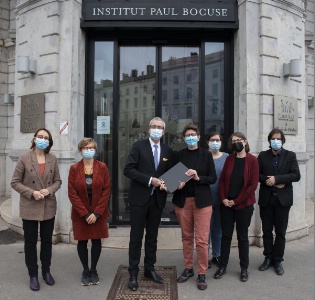 Equipes des deux institutions, au centre : Nathalie Dompnier présidente Université Lumière lyon 2 et Dominique Giraudier, directeur général de l'Institut Paul Bocuse Equipes des deux institutions, au centre : Nathalie Dompnier présidente Université Lumière lyon 2 et Dominique Giraudier, directeur général de l'Institut Paul Bocuse