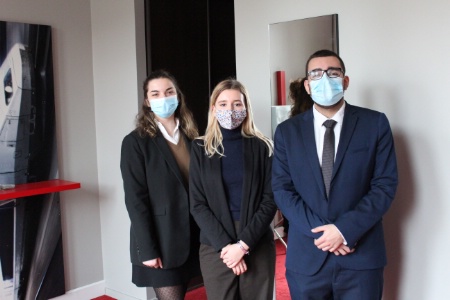 Les étudiants en 2e année de BTS MHR au lycée Guillaume Tirel prennent la pose dans l'hôtel d'application, dont les chambres ont du mal à se remplir en pleine crise sanitaire.
