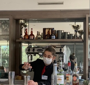 L'apprentie Victoria Baco qui a obtenu la médaille d'or régionale en pleine démonstration