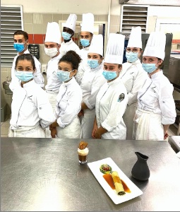 Les élèves cuisiniers devant leur création