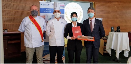 Mani Montvoisin reçoit un prix de Denis Ferault, Mickaël Leyris et Remy Lesage pour sa participation au concours Kikkoman