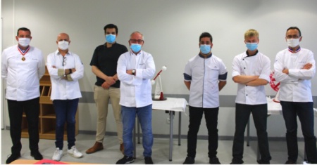 Les apprentis entourés des membres du jury, de gauche à droite : Vincent Boué, MOF et Président du jury ; Pierre Morel, Boulanger-pâtissier à Rennes, Jeremy Poulain, Chef à L'AOC Rennes, Yannick Labbé , Pâtissier-chocolatier à Lorient, Alex Guesney apprenti, Mathéo Poupart apprenti et médaillé de Bronze, Laurent Le Daniel – MOF Pâtissier et propriétaire de la maison Le Daniel à Rennes.