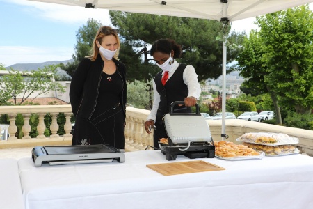 Snacking devant clients de noix de St Jacques par Nazret et Angélika Snacking devant clients de noix de St Jacques par Nazret et Angélika