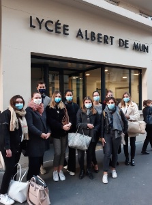 Comme l'an dernier, avec ces élèves du lycée parisien Albert de Mun, le masque reste obligatoire pour cette rentrée 2021. Comme l'an dernier, avec ces élèves du lycée parisien Albert de Mun, le masque reste obligatoire pour cette rentrée 2021.