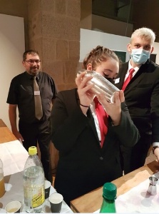 Monsieur Harge professeur de service et deux élèves de 1 CR