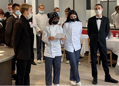 les professeurs accompagnant le projet la seconde lecture d'un discours de remerciements par les première restauration
