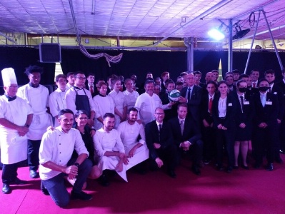 Diner de gala avec Michel Troisgros : les étudiants de 1ère et 2ème année de BTS MHR et leurs professeurs: Messieurs Demissy et Girard (cuisine) et Mesdames Beldio, Puissegue et Monsieur Portès (Restaurant)