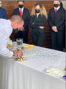 le chef Christophe Hey réalise des recettes avec du caviar de Sologne