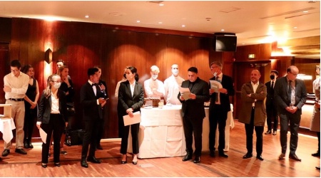 Participants du laboratoire soutenus par (de gauche à droite) Audrey Pellois DRH Bertrand Restauration, Nolwen Gouhir Collège culinaire de France, Roberto Ghin, Proviseur de G. Tirel, Antoine Destres Directeur de l'Académie de Paris, Lilian Combourieu, DG des grandes brasseries & Restaurants parisiens et Thibaud Debray Proviseur-adjoint du Lycée G. Tirel