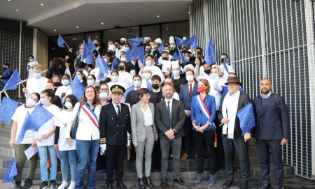 de gauche à droite : Mme Hervé Le Moal, Laure Coudret-Laut, Laurent Hottiaux, Mme Dominique Fis, Sylvain Dedieu, Clément Beaune, Céline Calvez, entourés des élèves « Ambassadeurs Juniors » du Parlement Européen, à savoir : Clara, Leonardo, Christophe, Tom, Maéva, Mody, Coleen, Swann, Manon...et des enseignants « Ambassadeurs Seniors » du Parlement Européen.
