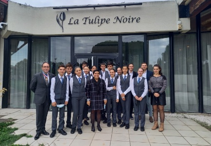 Les élèves du lycée Dumas de Cavaillon devant La Tulipe Noire