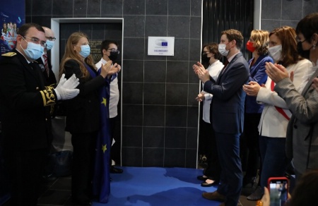 Le lycée très impliqué dans le débat parlementaire s'est vu remettre une plaque par le Parlement européen en France