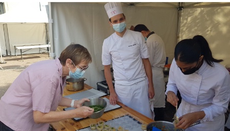 Mme Lebas, Proviseure du lycée Rabelais participe aux ateliers culinaires