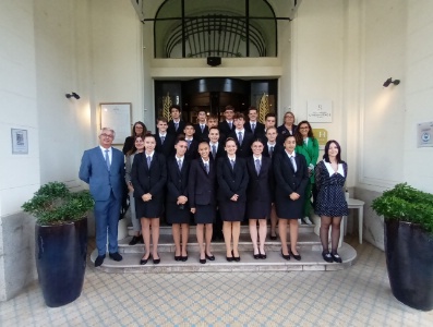 Les STHR du Lycée Sainte-Anne de Saint-Nazaire avec Frédéric Michon devant l'Hôtel de l'Hermitage à La Baule Les STHR du Lycée Sainte-Anne de Saint-Nazaire avec Frédéric Michon devant l'Hôtel de l'Hermitage à La Baule