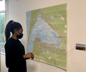 Une élève CAP C&S en HCR du lycée Condorcet découvrant des communes du bassin du nord au sud