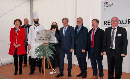 De gauche à droite : Nicole Gries-Trisse Députée de la Moselle - Christophe Thiriet Président de l'UMIH de Moselle - Thibault Stroh Apprenti - Elyne Léonard apprentie - Michel Roth Chef MOF et Bocuse d'or - Marc Zingraff Maire de Sarreguemines - Christophe Salin Sous-Préfet - Jean-François Reinert Directeur de l'UFA Michel Roth De gauche à droite : Nicole Gries-Trisse Députée de la Moselle - Christophe Thiriet Président de l'UMIH de Moselle - Thibault Stroh Apprenti - Elyne Léonard apprentie - Michel Roth Chef MOF et Bocuse d'or - Marc Zingraff Maire de Sarreguemines - Christophe Salin Sous-Préfet - Jean-François Reinert Directeur de l'UFA Michel Roth