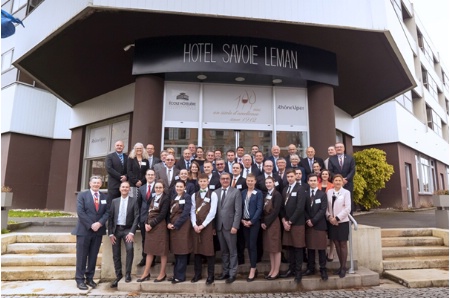 Direction, personnel enseignants et apprenants devant le lycée hôtelier de Thonon les Bains Direction, personnel enseignants et apprenants devant le lycée hôtelier de Thonon les Bains