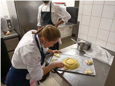 Manon s'appliquant lors de la réalisation de la tourte