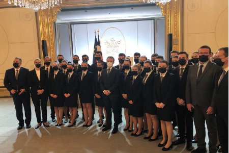 Etudiants et encadrants du lycée Sainte-Anne en compagnie d'Emmanuel Macron