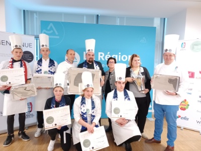 Les lauréats aux côtés de Davy Tissot (au fond), président du jury et Bocuse d'or 2021, et de Christophe Marguin (à droite), président des Toques blanches lyonnaises. Les lauréats aux côtés de Davy Tissot (au fond), président du jury et Bocuse d'or 2021, et de Christophe Marguin (à droite), président des Toques blanches lyonnaises.