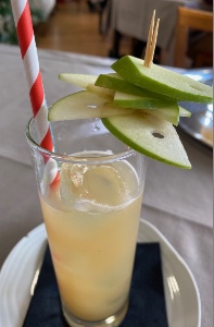 Cocktail sans alcool fait d'ingrédients locaux
