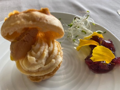 Chou à la mousse de foie gras et son chutney d'oignons rouges