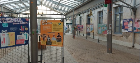 L exposition 'Cuisine végétale : les clés de la réussite', installée sous le hall couvert, sous forme de 19 tableaux