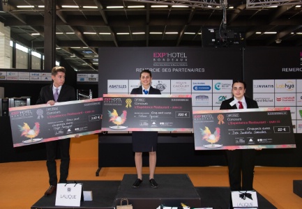 Les trois lauréats du concours L'Expérience restaurant, avec Héloise Aguesse au centre, sur la plus haute marche du podium. Les trois lauréats du concours L'Expérience restaurant, avec Héloise Aguesse au centre, sur la plus haute marche du podium.