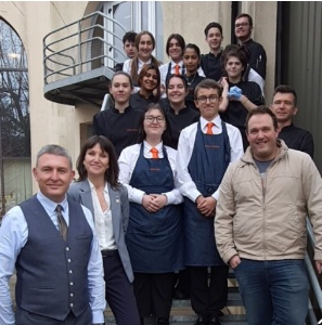 (sur la gauche) David Fusté, puis 2° à gauche Gwenaëlle Fusté MOF Gouvernantes des Services Hôteliers et Premier à droite, M. Fabien Manzoni, chef de cuisine du restaurant La Grèe des Landes à La Gacilly
