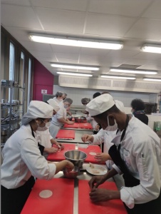 Les élèves de cuisine préparant les Lahanodolmades