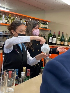 Les élèves de salle réalisant des cocktails sous l'oeil d'Anita Minardi