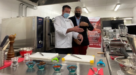 Florent Doittee et Jerome Kohn présentant la cuisine connectée