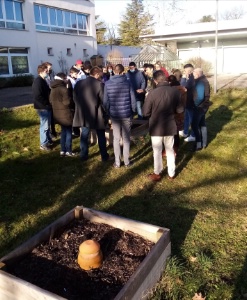 Le maraîcher Xavier Mathias est venu en renfort pour conseiller les apprentis jardiniers. Le maraîcher Xavier Mathias est venu en renfort pour conseiller les apprentis jardiniers.