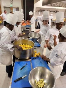Préparation des barquettes : riz pilaf aux légumes glacés, pesto de menthe et semoule au lait aux pommes rôties en dessert