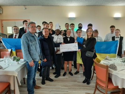 Remise d'un un chèque à Nadia et Luc Larratte membres et bénévoles de l'action solidaire pour l'Ukraine dévastée