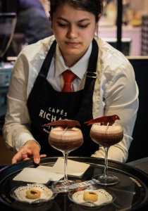 Gwenaëlle Meyer présente son cocktail, le Faucon des Bois.