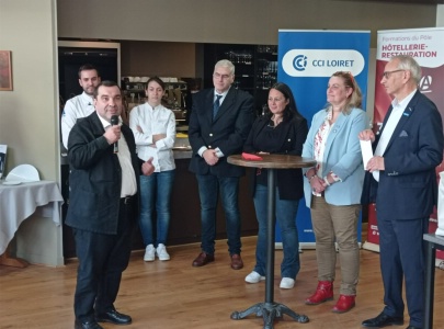 De droite à gauche : Philippe Gobinet Pdt CCI 45 - Aline Meriau pdte CMA Centre Val de Loire - MMe Girard vice pdte de la région centre val de Loire - Jerome KOHN directeur CFA - Marie Gricourt et Thomas Parnaud chefs de restaurants étoilés Au micro : Richard Ramos député