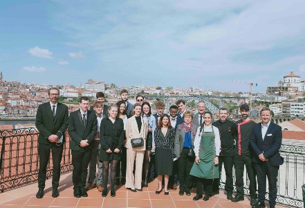 Brigade et apprentis sur une vue imprenable de Porto