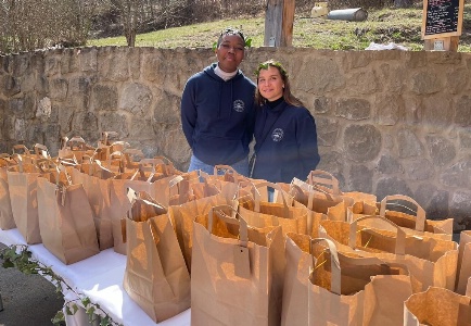 distribution de panier pique-nique pour le déjeuner