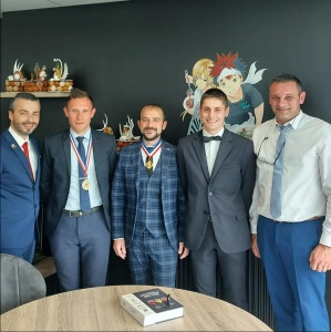 Nicolas Habonneau (Formateur en Service), Adrien Pistolozzi (Membre du jury, ancien Écoles CCI Dordogne), Simon Verger (Président du jury), Quentin Laroumagne, Hervé Charbonneaux : (formateur École Hôtelière du Périgord et coach de Quentin.
