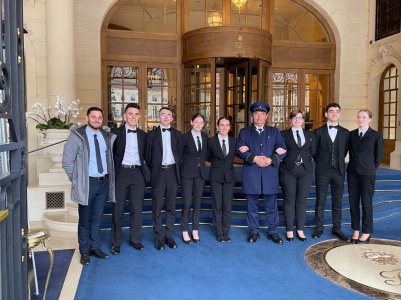 Les Tsthr de Notre-Dame du roc devant Le Ritz