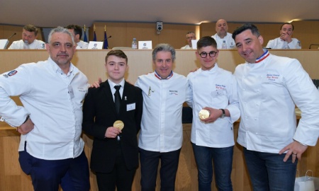 Les deux lauréats aux côtés de leur maître d'apprentissage, et du chef Michel Roth (au centre), le parrain de l'association lyonnaise. Les deux lauréats aux côtés de leur maître d'apprentissage, et du chef Michel Roth (au centre), le parrain de l'association lyonnaise.