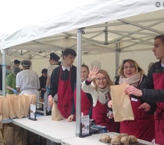 Distribution des repas au Festiv'Halles.. plus de 800 repas