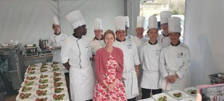Madame la rectrice de l'académie de Versailles Charline Avenel au milieu des élèves