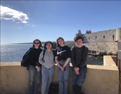 Les quatre lycéens du lycée Jean Drouant à proximité du Château Maniace