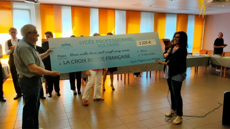 Remise du chèque à la Croix Rouge Française
