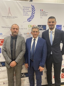 De g. à d. : Didier Georges, proviseur du lycée hôtelier Jean Drouant, Michel Lugnier et Joseph Desserprix.