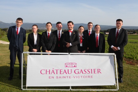Les demi-finalistes entourent Florent Martin, au centre, avec de gauche à droite : Gwendal Dumas, Mélodie Brugeille, Maïwenn Mousson, Lucas Guerry, Justine Droit, Louis Sauvage, Lou Ulian et Valentin Calichon. Les demi-finalistes entourent Florent Martin, au centre, avec de gauche à droite : Gwendal Dumas, Mélodie Brugeille, Maïwenn Mousson, Lucas Guerry, Justine Droit, Louis Sauvage, Lou Ulian et Valentin Calichon.