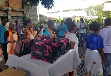 Remise de cadeaux pour les personnes âgées qui sont sensible à l'attention que l'on peut leur porter
