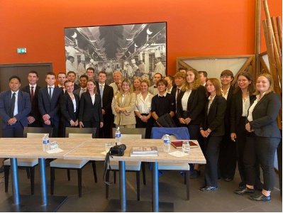 Les élèves, personnels et professeurs du lycée Sainte-Anne entourant Pierre Gagnaire Les élèves, personnels et professeurs du lycée Sainte-Anne entourant Pierre Gagnaire